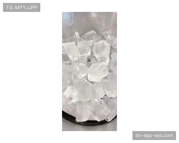 辛德胡训练完直接啃冰块降温，这自律狠人连喝水都算卡路里？